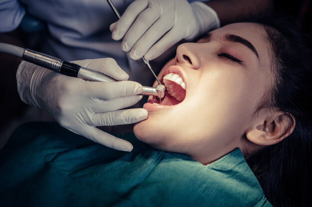 dentes com cárie cirurgia