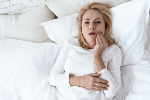 ranger os dentes dormindo mulher