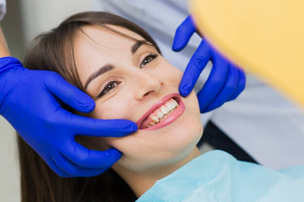 Paciente sorrindo: quais casos são indicados a cirurgia maxilar?