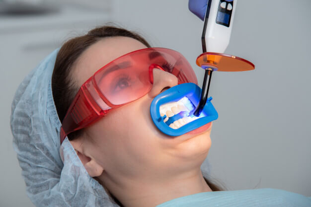 clareamento dental como funciona paciente realizando o procedimento