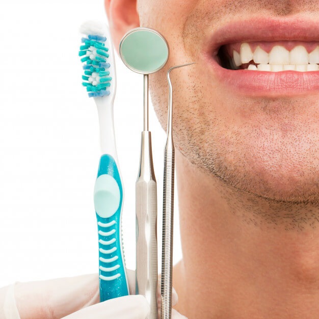 raiz do dente exposta paciente com escova de dente e equipamentos odontologicos