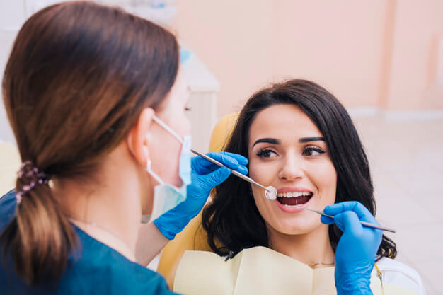 raiz do dente exposta paciente sendo atendida no consultorio
