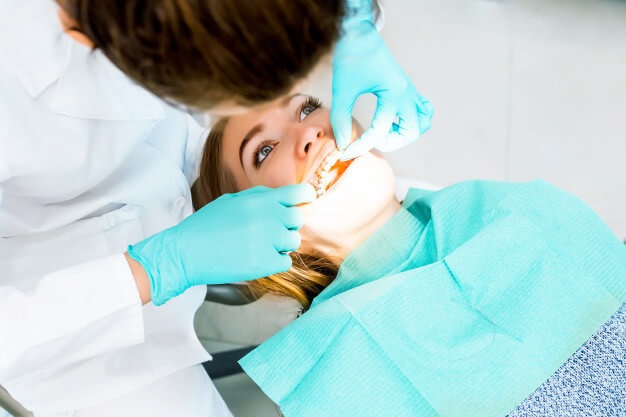 dentes tortos paciente no atendimento odontologico