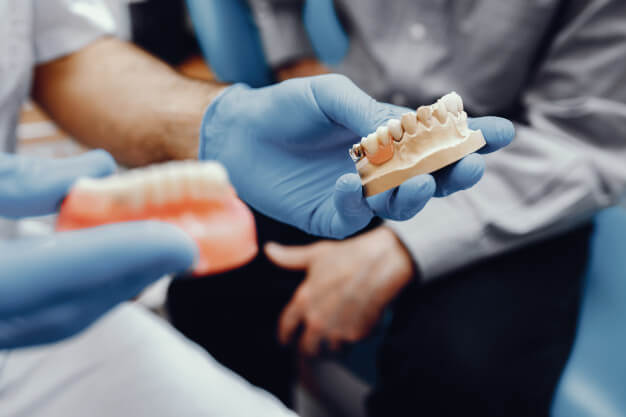 pos operatorio implante dentario dentista com a protese