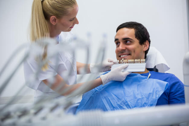 implantodontia dentista atendendo paciente
