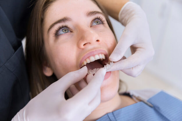ortodontia dentista fazendo procedimento na paciente