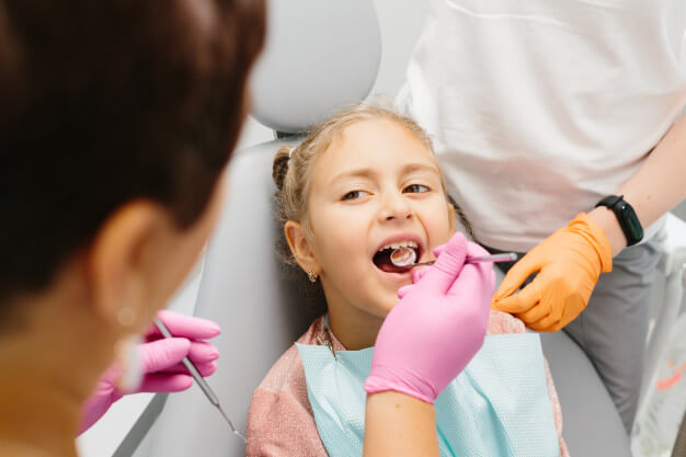 ortodontia infantil criança fazendo tratamento no dentista