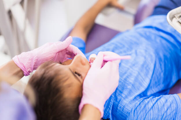ortodontia infantil criança no dentista