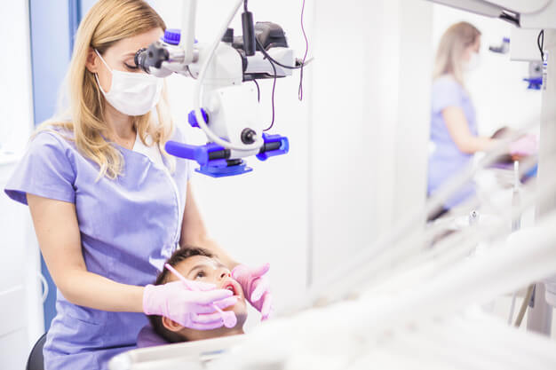 ortodontia infantil dentista atendendo criança