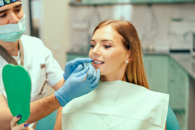 ortodontia profissional fazendo tratamento na paciente