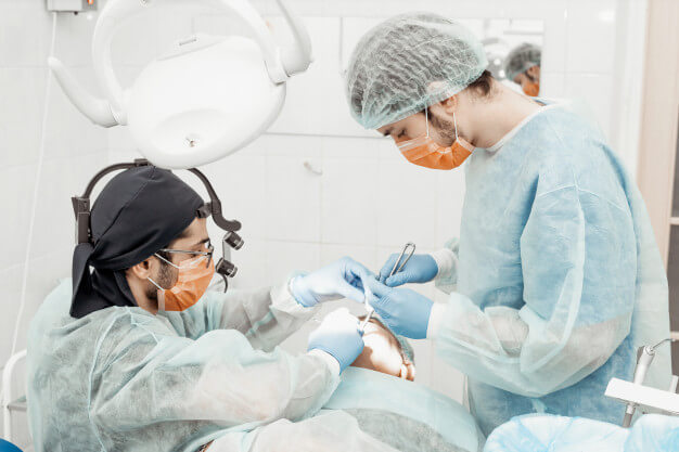 Siso Inflamado dentista extraindo dente