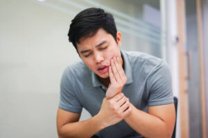 Siso Inflamado homem com mão na boca com dor de dente