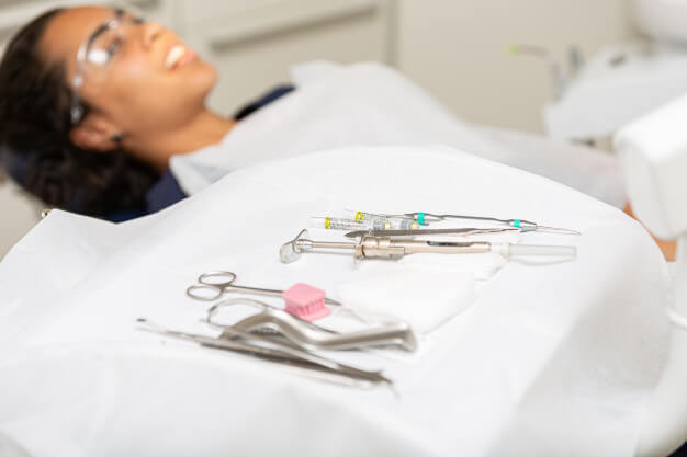 Siso Inflamado mulher no consultório odontologico