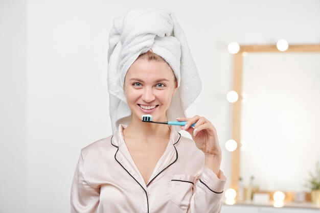 dente inflamado mulher escovando dente