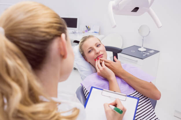 dente inflamado mulher no consultório