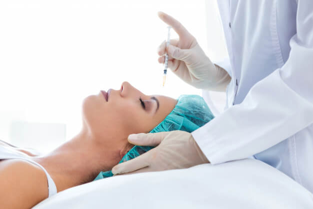 dentista aplicando botox facial