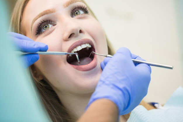 limpeza dentária mulher no dentista