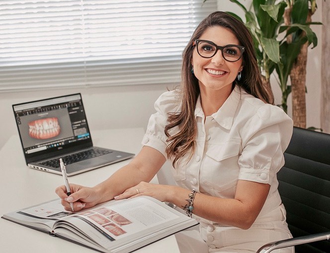 doutora emanuelle no seu consultorio