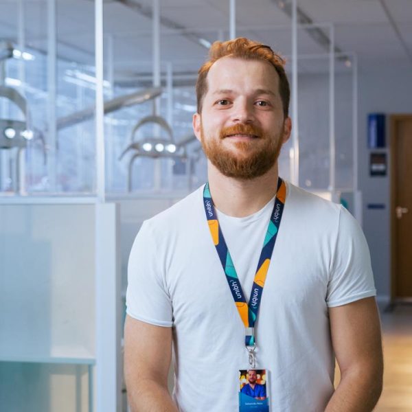 Doutor Sebastião Neto sorridente com crachá